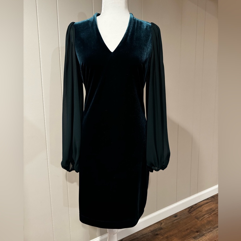 Vince Camuto Green Velvet V-Neck Long Sleeve Dress